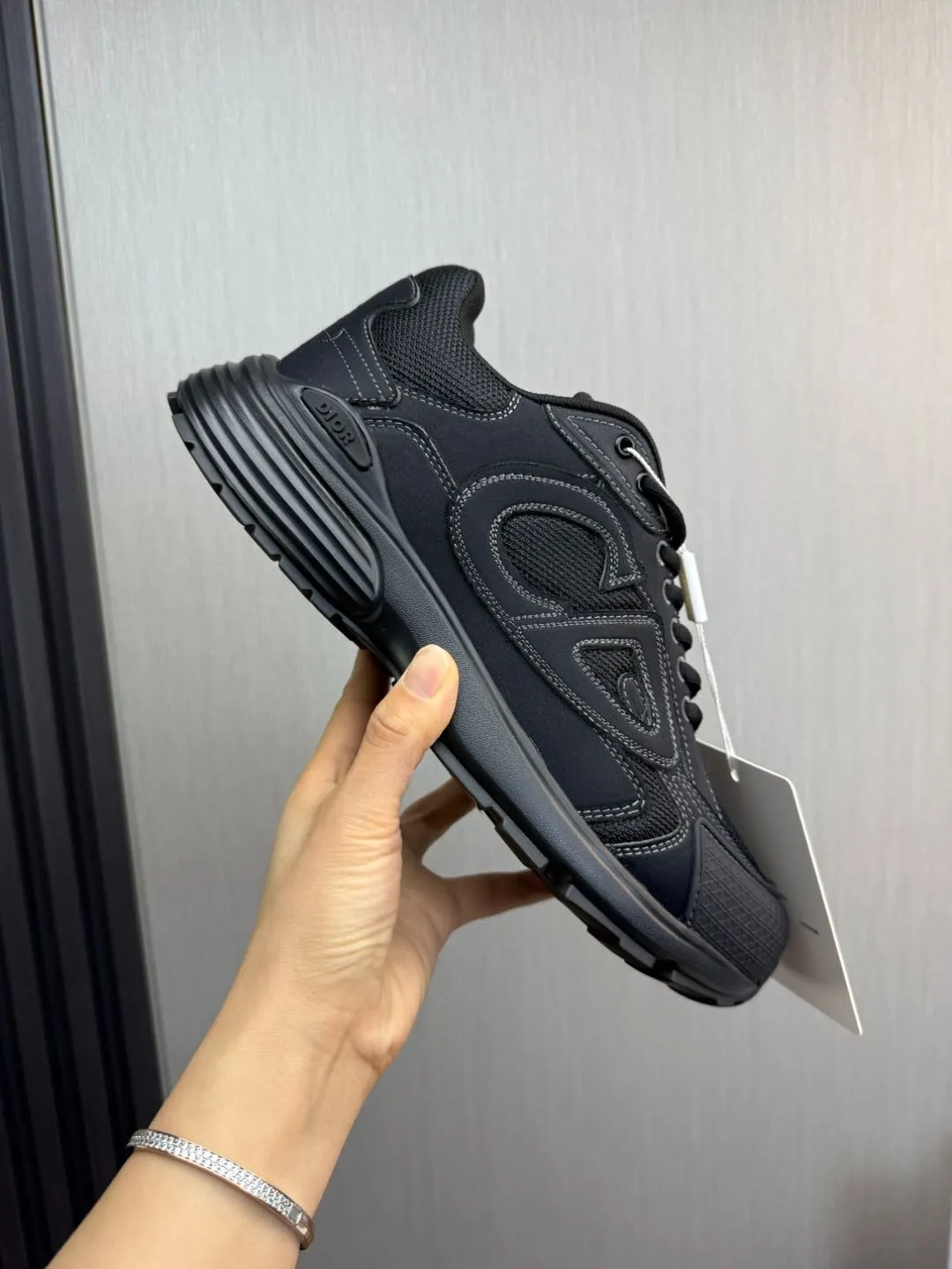 Men's men's shoes💰740💰 Dior's new B30 couple 👫 low-top sneakers, the highest version on the market✅ are carefully made of gray mesh fabric and white technical fabric, decorated with reflective "CD30" graphic logo, and "DIO~B30" and "CD30" logos on the heel and tongue. An extra-light, sculpted rubber sole with signature accents adds style, while internal stretch details create ideal comfort. It can be matched with various casual styles to show the fashionable and modern sports style〰️ Size: 35-40 (customized at 40 for women) 39-45 (customized at 38.45 for men)
